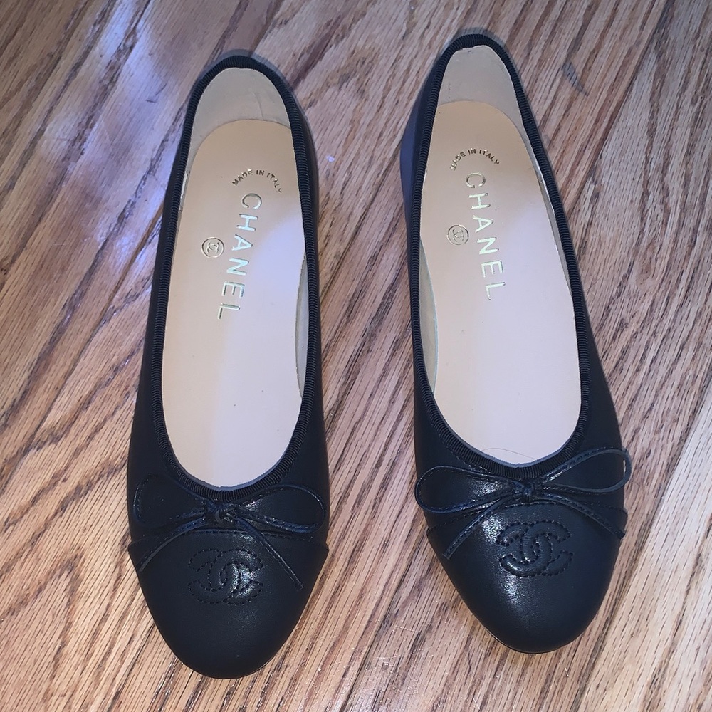 CHANEL Black Leather Cap-Toe Bow Ballet Flats